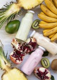 Fruktsmoothies av olika f?rger i exponeringsglaskrus med ingredienser p? vit tr?yttersida Lekmanna- l?genhet Fr?n ?ver b?sta sikt arkivfoto Fruktsmoothies av olika f?rger i exponeringsglaskrus med ingredienser p? vit tr?yttersida Lekmanna- l?genhet Fr?n ?ver b?sta sikt arkivfoto