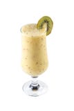 Frullato del latte e della frutta in un vetro sulla gamba decorata con il kiwi su un fondo bianco isolato fotografia stock Frullato del latte e della frutta in un vetro sulla gamba decorata con il kiwi su un fondo bianco isolato fotografia stock