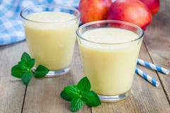 Frullato della pesca, del yogurt e del miele fotografia stock libera da diritti Frullato della pesca, del yogurt e del miele fotografia stock libera da diritti