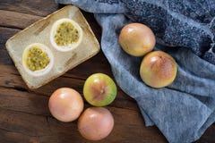 Fruta de la pasión con diseñar rústico foto de archivo Fruta de la pasión con diseñar rústico foto de archivo