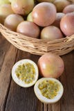 Fruta de la pasión en la cesta imágenes de archivo libres de regalías Fruta de la pasión en la cesta imágenes de archivo libres de regalías