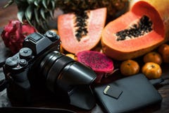 Fruta tropical cerca del ordenador portátil moderno en fondo de madera Forma de vida del vegano imagenes de archivo Fruta tropical cerca del ordenador portátil moderno en fondo de madera Forma de vida del vegano imagenes de archivo
