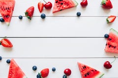 Frutas del verano Bayas y sandía jugosas frescas en la tabla de madera blanca, visión superior Fotografía de archivo libre de regalías Frutas del verano Bayas y sandía jugosas frescas en la tabla de madera blanca, visión superior Fotografía de archivo libre de regalías