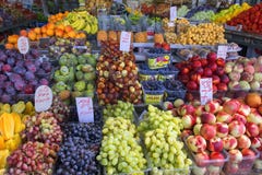 Frutas exóticas en el ` s Carmel Market de Tel Aviv fotos de archivo libres de regalías Frutas exóticas en el ` s Carmel Market de Tel Aviv fotos de archivo libres de regalías