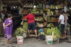 Frutas y verduras de la compra de los clientes en una tienda de ultramarinos de la calle en Manila imagen de archivo Frutas y verduras de la compra de los clientes en una tienda de ultramarinos de la calle en Manila imagen de archivo