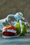 Fruto, uma garrafa da água, um medidor em um azul com um fundo do divórcio fotografia de stock Fruto, uma garrafa da água, um medidor em um azul com um fundo do divórcio fotografia de stock
