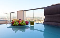 Frutos do balcão em uma baixa dentro da cidade moderna imagem de stock Frutos do balcão em uma baixa dentro da cidade moderna imagem de stock