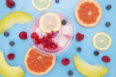Frutos e cocktail imagem de stock Frutos e cocktail imagem de stock