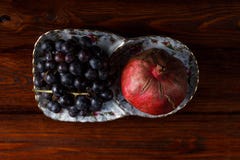 Frutos em uma placa, em uvas e em rom? imagem de stock Frutos em uma placa, em uvas e em rom? imagem de stock