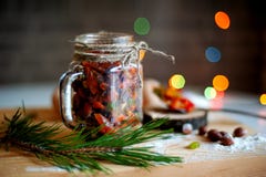 Frutos secos para o bolo do Natal no álcool na tabela fotografia de stock Frutos secos para o bolo do Natal no álcool na tabela fotografia de stock