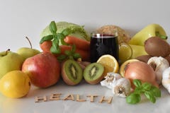 Frutos, vegetais e caneca de suco das beterrabas com ` da saúde do ` da inscrição imagem de stock Frutos, vegetais e caneca de suco das beterrabas com ` da saúde do ` da inscrição imagem de stock