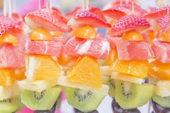Frutta-arancio fresco, kiwi, uva, fragole fotografia stock Frutta-arancio fresco, kiwi, uva, fragole fotografia stock