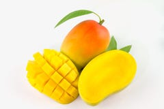 Frutta del mango con i cubi e le fette del mango Isolato su una priorità bassa bianca immagine stock libera da diritti Frutta del mango con i cubi e le fette del mango Isolato su una priorità bassa bianca immagine stock libera da diritti
