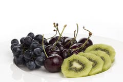 Frutta di Kiwi Cherry Grape sul piatto bianco immagine stock libera da diritti Frutta di Kiwi Cherry Grape sul piatto bianco immagine stock libera da diritti