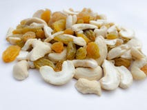 Frutti asciutti dell'uva passa e dell'anacardio fotografia stock Frutti asciutti dell'uva passa e dell'anacardio fotografia stock