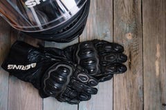Fryazino, Russland - 06 18 2018: Motorradreiterzusätze Sturzhelm und Handschuhe auf Holztisch, Draufsicht lizenzfreie stockfotos Fryazino, Russland - 06 18 2018: Motorradreiterzusätze Sturzhelm und Handschuhe auf Holztisch, Draufsicht lizenzfreie stockfotos