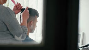 Fryzjer Robi fryzurze z ki?ci? na m??czyzny Brown w?osy w zak?adzie fryzjerskim zdjęcie wideo Fryzjer Robi fryzurze z ki?ci? na m??czyzny Brown w?osy w zak?adzie fryzjerskim zdjęcie wideo