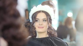 Fryzjer robi kędzierzawemu włosy dla pięknego modela zbiory wideo Fryzjer robi kędzierzawemu włosy dla pięknego modela zbiory wideo
