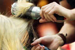 Fryzjera zgrzywiony włosy młoda dziewczyna hairbrush i włosiany suchym obrazy royalty free Fryzjera zgrzywiony włosy młoda dziewczyna hairbrush i włosiany suchym obrazy royalty free
