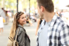 Främlingar flicka och grabb som flörtar på gatan royaltyfria foton Främlingar flicka och grabb som flörtar på gatan royaltyfria foton