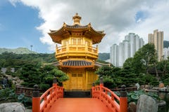 Främre sikt den guld- paviljongtemplet med den röda bron i Nan Lia royaltyfri fotografi Främre sikt den guld- paviljongtemplet med den röda bron i Nan Lia royaltyfri fotografi