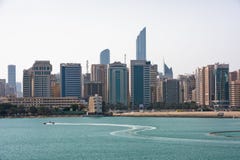 Främre sikt för hav med lyxiga byggnader i Abu Dhabi royaltyfri foto Främre sikt för hav med lyxiga byggnader i Abu Dhabi royaltyfri foto