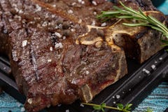 Främsta svart Angus Ribeye biff Medelsällsynt grad av biffdoneness royaltyfri fotografi Främsta svart Angus Ribeye biff Medelsällsynt grad av biffdoneness royaltyfri fotografi
