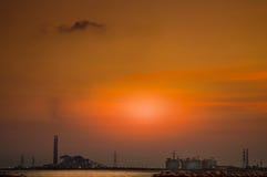 Frånlands- plattform med havslandskap av kraftverket royaltyfria bilder Frånlands- plattform med havslandskap av kraftverket royaltyfria bilder
