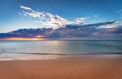 Früher Sonnenaufgang über Meer lizenzfreies stockfoto Früher Sonnenaufgang über Meer lizenzfreies stockfoto
