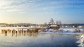 Frühlingslandschaft am See mit Schilfen und einem Gazebo Russland, die Urals lizenzfreie stockfotografie Frühlingslandschaft am See mit Schilfen und einem Gazebo Russland, die Urals lizenzfreie stockfotografie