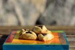Frühlingspicknick auf Gras mit selbst gemachten Plätzchen auf hölzernem Brett Hamantaschen-Pl?tzchen oder hamans Ohren f?r Purim- stockfotos Frühlingspicknick auf Gras mit selbst gemachten Plätzchen auf hölzernem Brett Hamantaschen-Pl?tzchen oder hamans Ohren f?r Purim- stockfotos