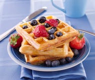 Frühstück: Waffeln mit Beeren stockfotografie Frühstück: Waffeln mit Beeren stockfotografie