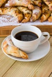 Frühstückszeit: Kaffeetasse mit Hörnchen Stockbilder Frühstückszeit: Kaffeetasse mit Hörnchen Stockbilder