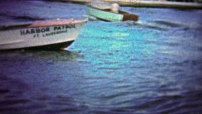 FT LAUDERDALE, ΗΠΑ - 1957: Λιμενική περίπολος στις παλαιές ξύλινες βάρκες που γυρίζει γρήγορα απόθεμα βίντεο FT LAUDERDALE, ΗΠΑ - 1957: Λιμενική περίπολος στις παλαιές ξύλινες βάρκες που γυρίζει γρήγορα απόθεμα βίντεο