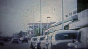 FT LAUDERDALE, ΗΠΑ - 1957: Ταξίδι κεντρικών δρόμων μέσω της μικρής πόλης δεδομένου ότι άρχισε να δοκιμάζει την προαστιακή κατάκλι απόθεμα βίντεο FT LAUDERDALE, ΗΠΑ - 1957: Ταξίδι κεντρικών δρόμων μέσω της μικρής πόλης δεδομένου ότι άρχισε να δοκιμάζει την προαστιακή κατάκλι απόθεμα βίντεο