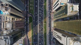 Fuco aereo superiore futuristico sparato della strada di grande traffico lunga della strada principale e dei grattacieli moderni stock footage Fuco aereo superiore futuristico sparato della strada di grande traffico lunga della strada principale e dei grattacieli moderni stock footage