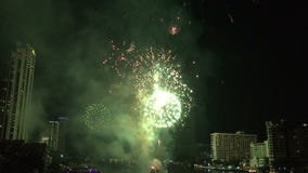 Fuego artificial en Chao Phraya River en el partido 2016 del Año Nuevo de la celebración de la cuenta descendiente Fuego artificial en Chao Phraya River en el partido 2016 del Año Nuevo de la celebración de la cuenta descendiente