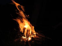 Fuego brillante del campo en una noche de verano fotografía de archivo Fuego brillante del campo en una noche de verano fotografía de archivo