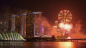 Fuegos artificiales del Año Nuevo de Singapur en la ciudad céntrica de Singapur en el área de Marina Bay en la noche Distrito y r fotografía de archivo Fuegos artificiales del Año Nuevo de Singapur en la ciudad céntrica de Singapur en el área de Marina Bay en la noche Distrito y r fotografía de archivo