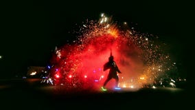 Fuegos artificiales Demostración del fuego con la muchacha y el hombre de baile El sorprender en la noche almacen de video Fuegos artificiales Demostración del fuego con la muchacha y el hombre de baile El sorprender en la noche almacen de video