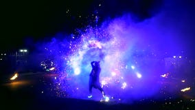 Fuegos artificiales Encienda la demostración con las muchachas de baile en vestidos rojos El sorprender en la noche metrajes Fuegos artificiales Encienda la demostración con las muchachas de baile en vestidos rojos El sorprender en la noche metrajes