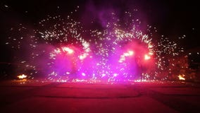 Fuegos artificiales Encienda la demostración Los muchachos y las muchachas bailan en los zapatos que brillan intensamente en la n almacen de video Fuegos artificiales Encienda la demostración Los muchachos y las muchachas bailan en los zapatos que brillan intensamente en la n almacen de video
