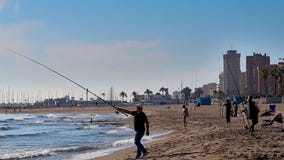 Fuengirola, Ισπανία - 6 Απριλίου 2019: Ένας ψαράς που αλιεύει στην παραλία μια θυελλώδη ημέρα απόθεμα βίντεο Fuengirola, Ισπανία - 6 Απριλίου 2019: Ένας ψαράς που αλιεύει στην παραλία μια θυελλώδη ημέρα απόθεμα βίντεο