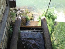 Fuente de agua de madera vieja encontrada en Blagaj, Bosnia y Herzegovina fotografía de archivo libre de regalías Fuente de agua de madera vieja encontrada en Blagaj, Bosnia y Herzegovina fotografía de archivo libre de regalías
