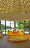 Fuente de agua mineral en kolonada famoso en Podebrady, ciudad checa del balneario Fotografía de archivo Fuente de agua mineral en kolonada famoso en Podebrady, ciudad checa del balneario Fotografía de archivo