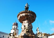 Fuente de Neptuno, fontana del Nettuno, Trento, Trentino Alto Adige, Italia foto de archivo Fuente de Neptuno, fontana del Nettuno, Trento, Trentino Alto Adige, Italia foto de archivo