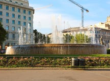 Fuente en el cuadrado de Placa de Catalunya, Barcelona, España foto de archivo Fuente en el cuadrado de Placa de Catalunya, Barcelona, España foto de archivo