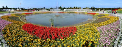 Fuente grande rodeada por las camas de flor Fotografía de archivo libre de regalías Fuente grande rodeada por las camas de flor Fotografía de archivo libre de regalías