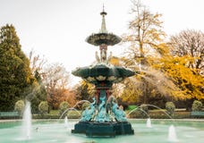 Fuente, jardín grande, botánico, Christchurch imagen de archivo libre de regalías Fuente, jardín grande, botánico, Christchurch imagen de archivo libre de regalías