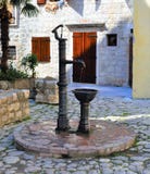 Fuente vieja con el agua dulce - ciudad vieja de Kotor foto de archivo libre de regalías Fuente vieja con el agua dulce - ciudad vieja de Kotor foto de archivo libre de regalías